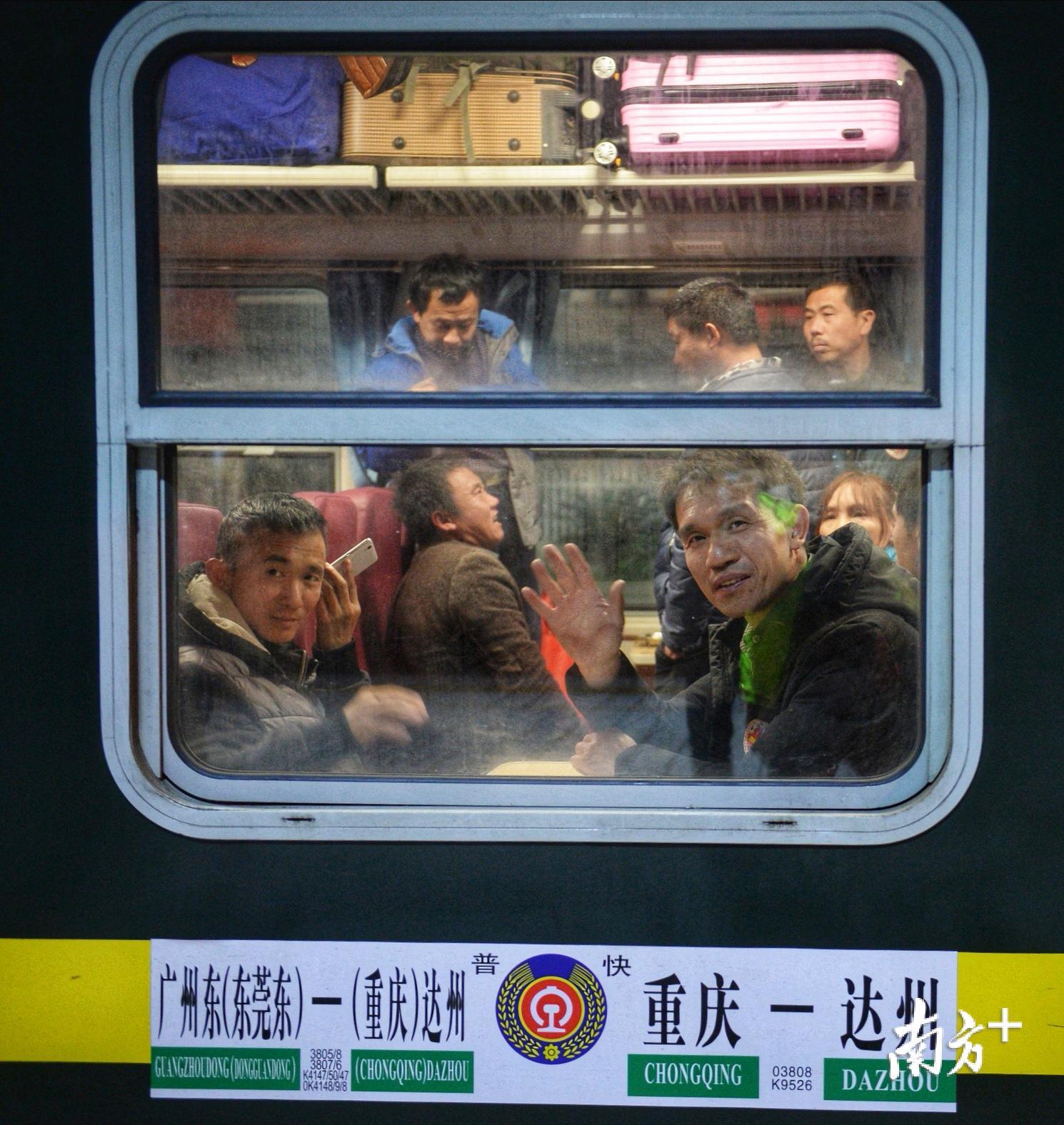 △返岗专列启动后，吴仁明向当地媒体挥手告别。