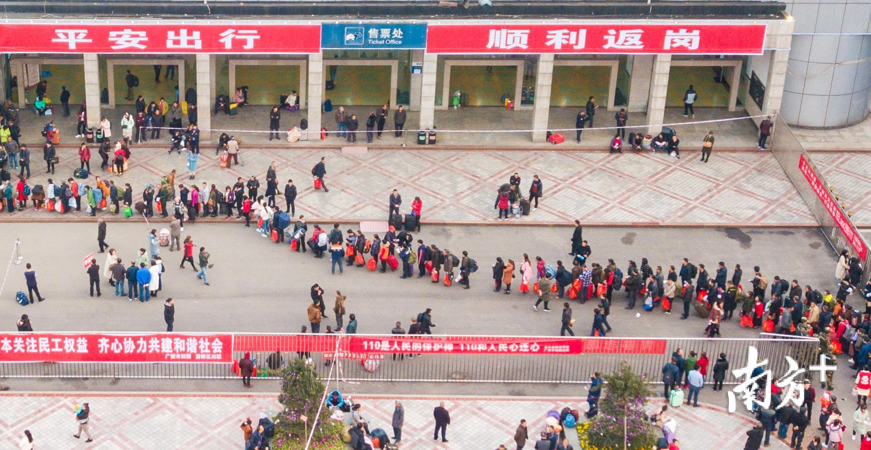 △20日傍晚，四川广安火车站迎来一大批前往广东的务工人员，他们在广场排队准备乘坐入粤返岗免费专列。