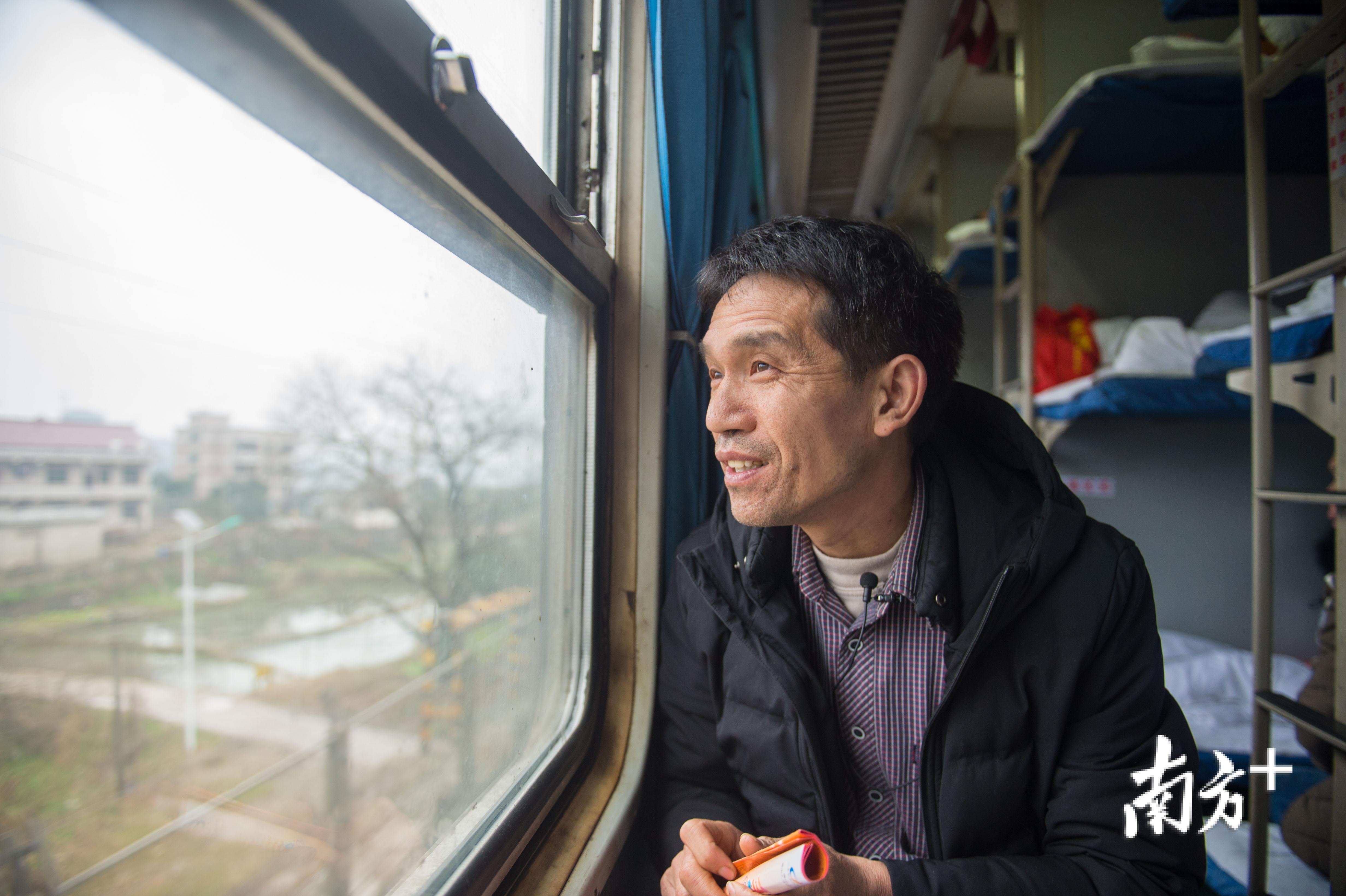 △专列经过5省，坐在窗前的吴仁明感慨社会发展很快，直夸沿途农村建起的别墅漂亮。