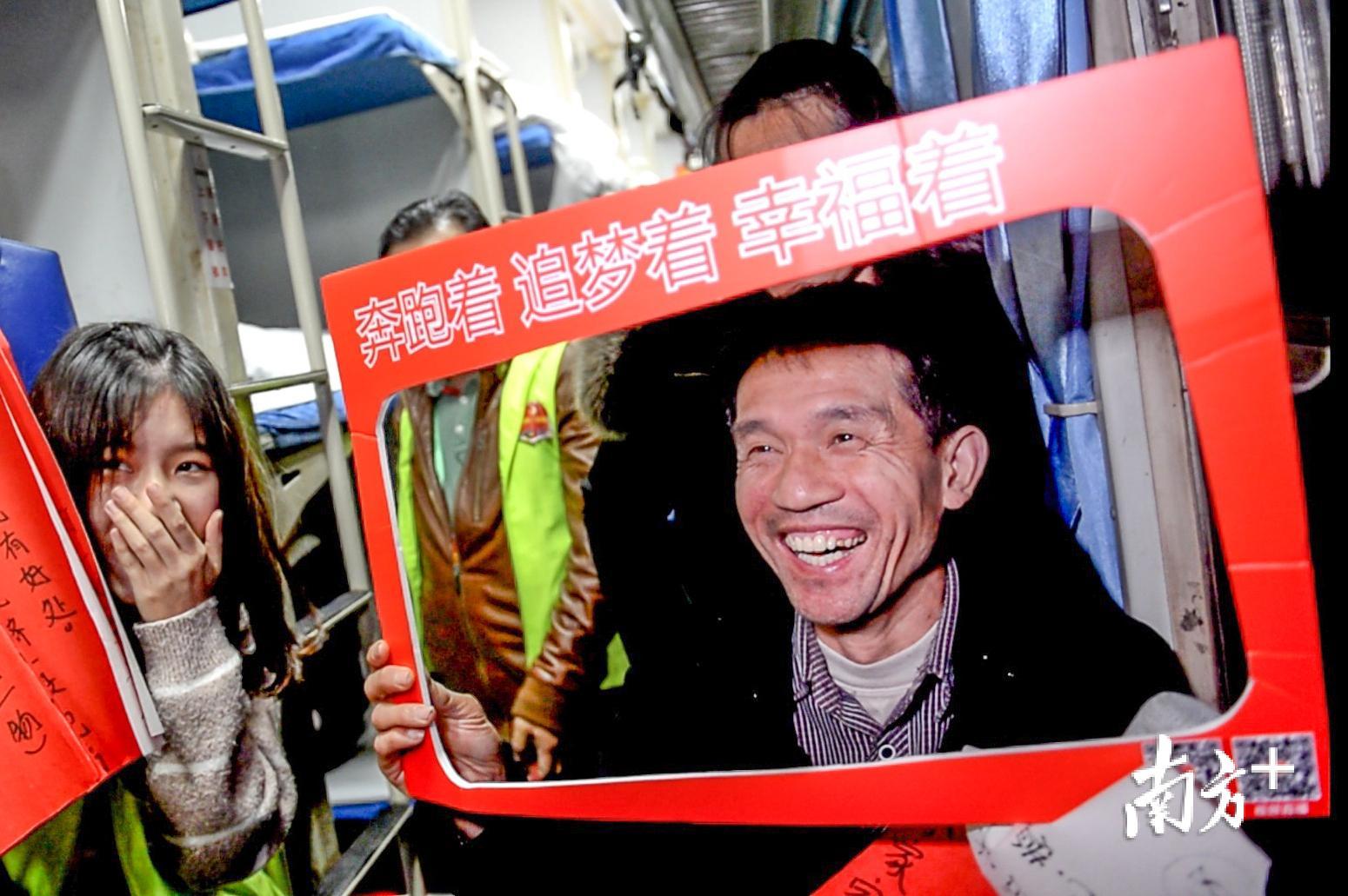 △为了让务工人员在火车上更好地度过漫长无聊的时光，广东省人社厅在专列上组织了一系列活动，吴仁明和同伴们玩得非常开心。