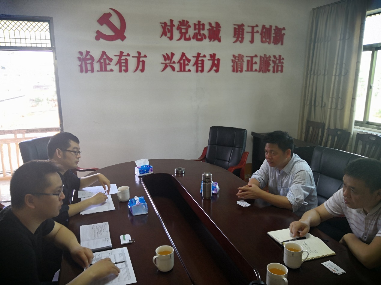 调研组与友好农场负责人就菠萝购销情况展开交流。