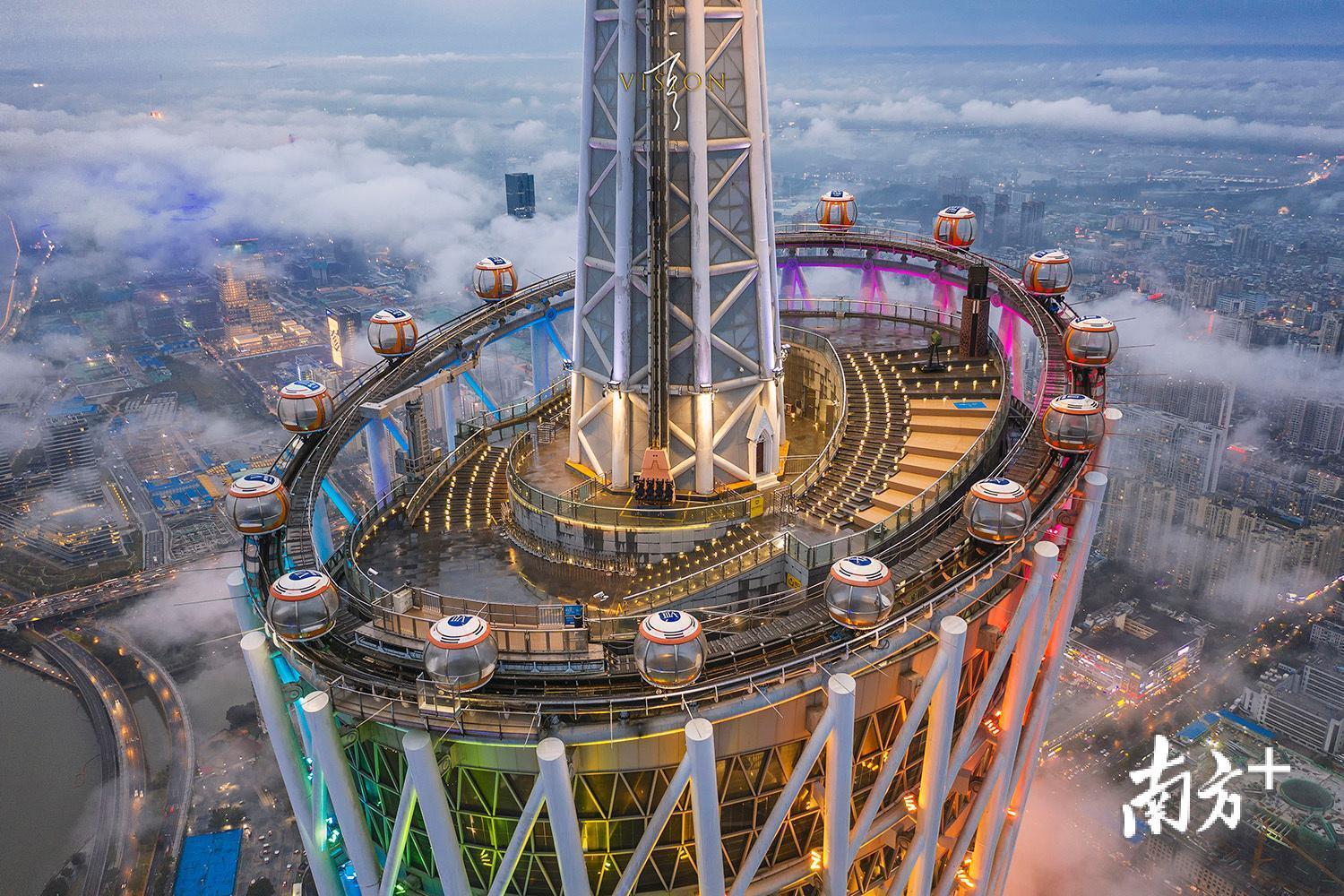 2月18日，春天来临之际，潮湿温热的天气带来了大面积的低层云雾，广州的CBD珠江新城与广州塔在云雾中显得更加挺拔宏伟，高耸入云。陈国亨 摄