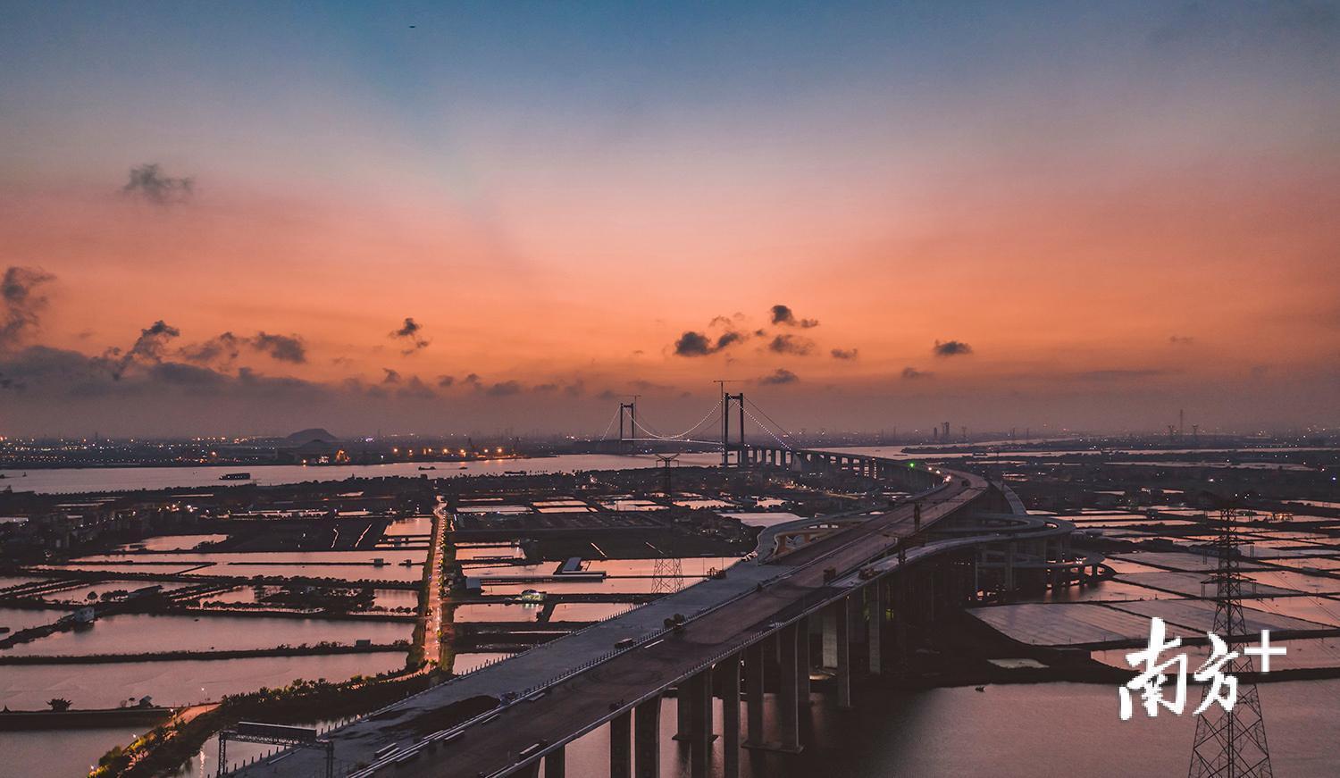 2月20日傍晚时分，阡陌纵横，红霞满天，在灯火掩映中，虎门二桥坐落于水天相接处。傅昆 摄