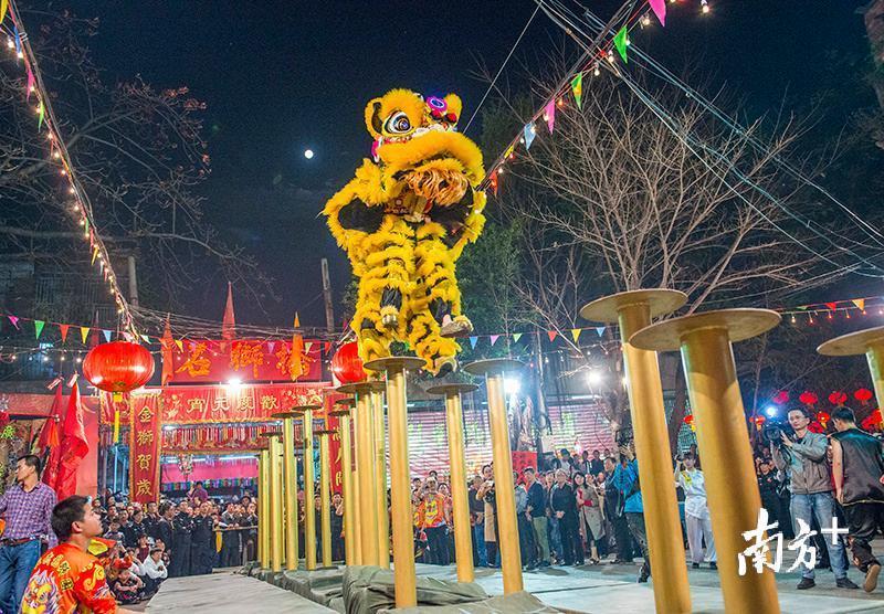 元宵佳节夜，在揭阳市榕城区石狮桥，舞狮、舞龙队伍随着欢快的锣鼓声尽情舞动，表演活动吸引众多市民观看。郑楚藩 摄