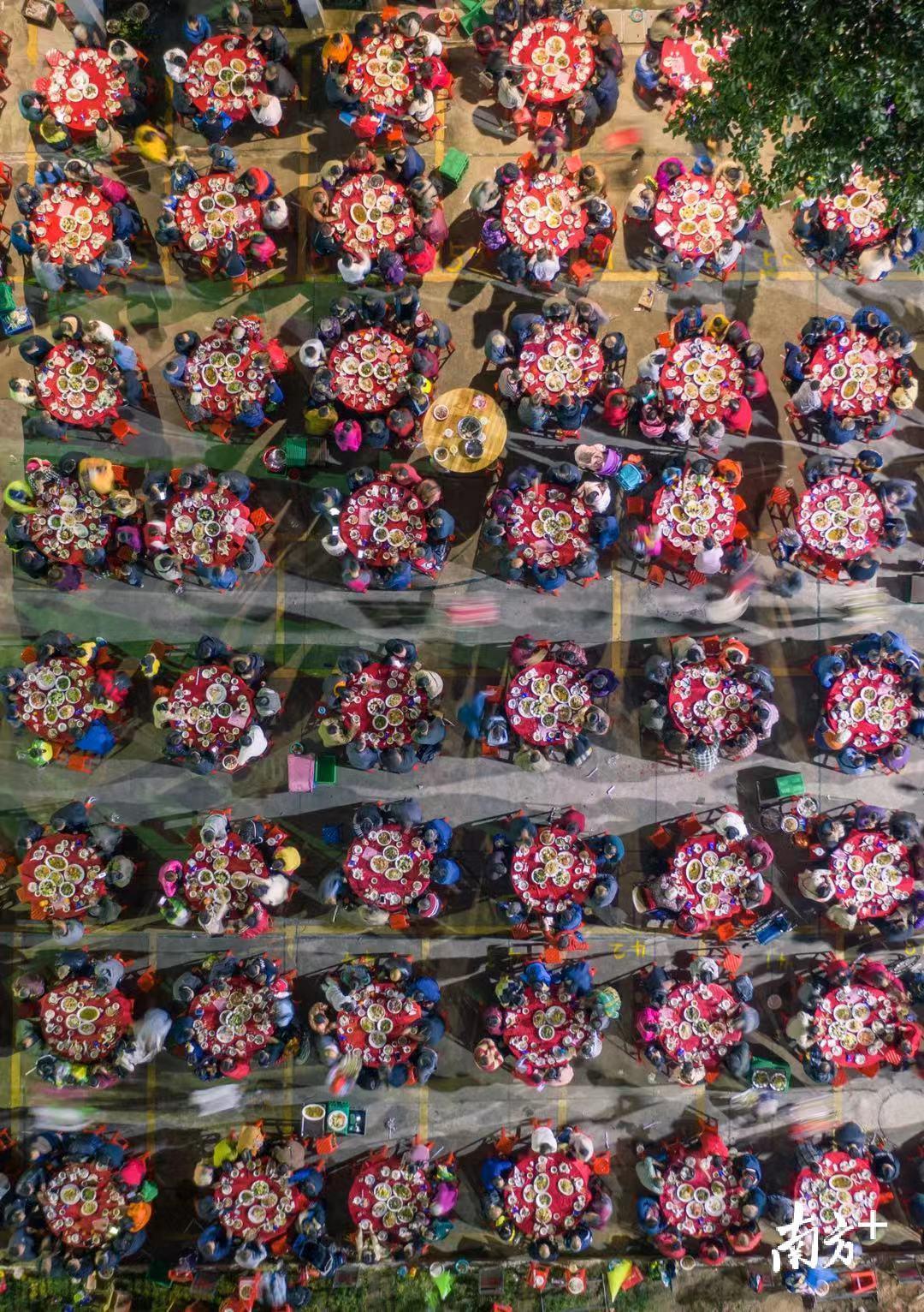 2月22日，广州钟村每逢康公诞，村民都会大摆宴席，在祠堂、村府设宴款待亲朋好友，随着生活水平提高，宴席规模也越来越大。图为番禺区钟四村。下雨 摄