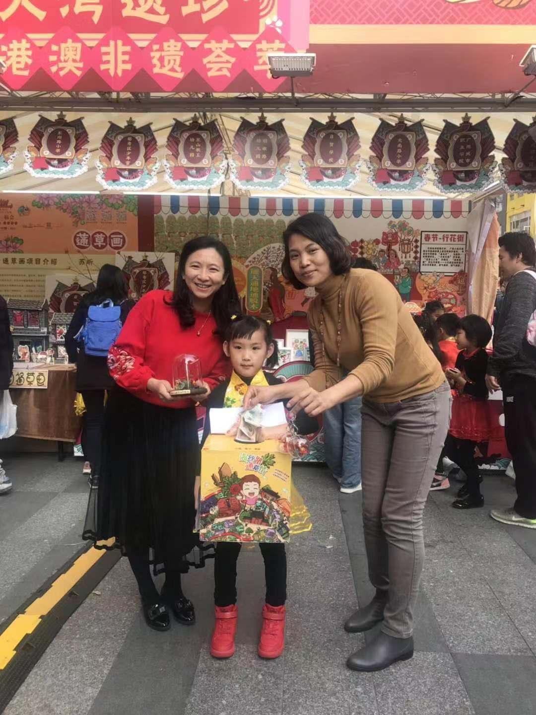 苏昕(右)和体验通草画的市民。 苏昕(右)和体验通草画的市民。