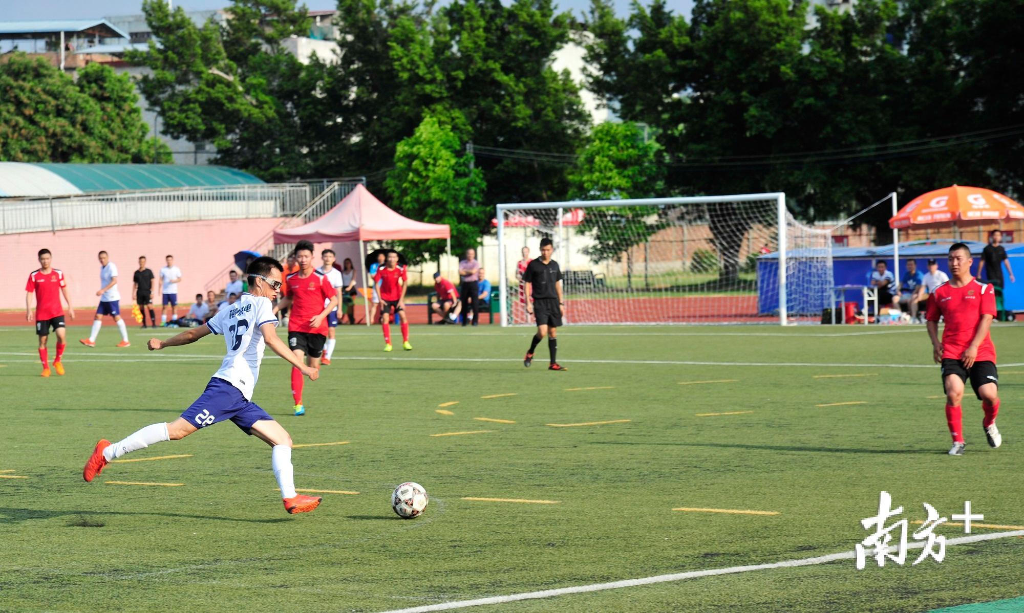 足球爱好者在平日都会自发组织比赛，在球场上一展风采。（南方日报记者 何森垚 摄）