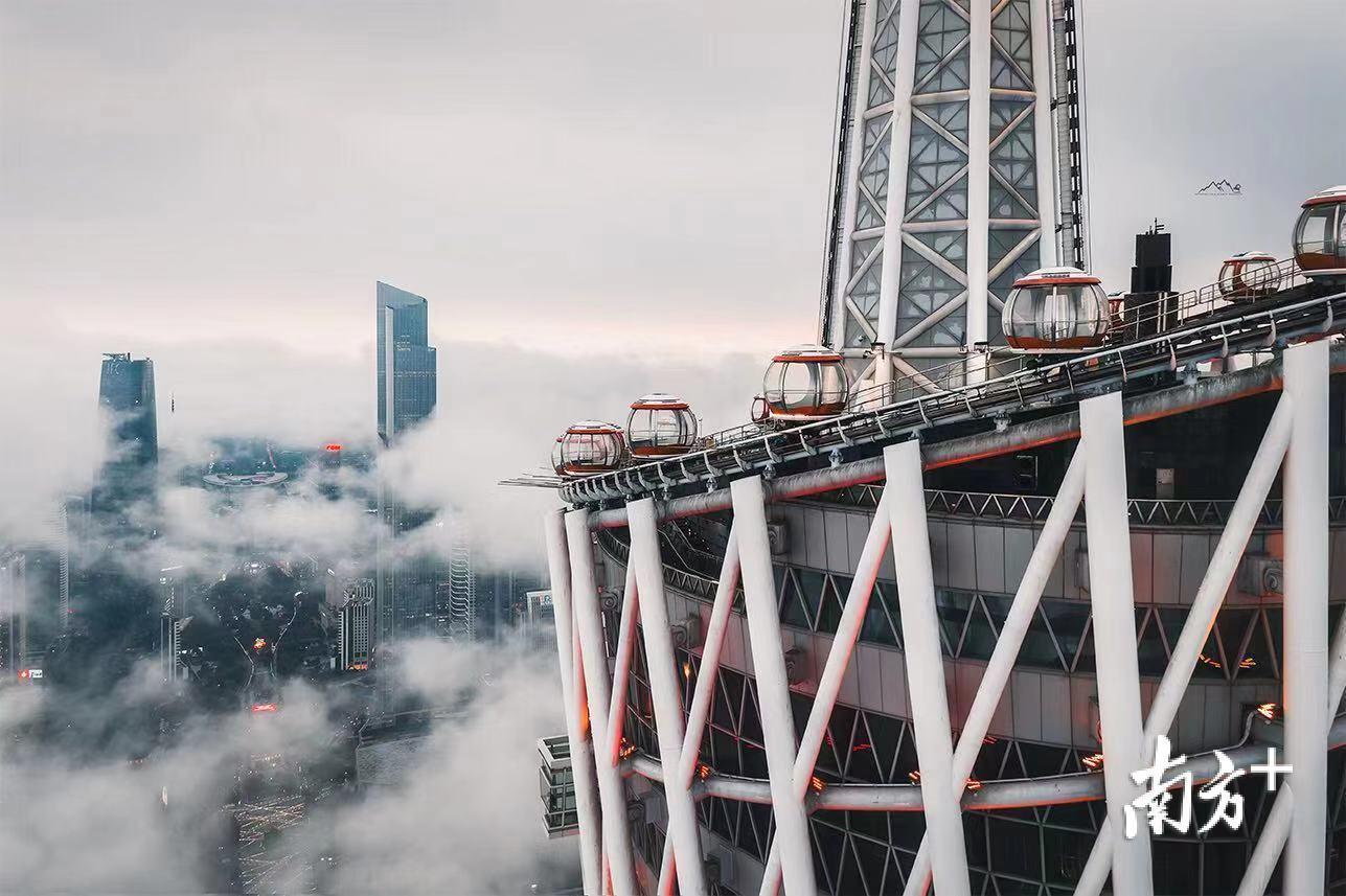 2月21日雨后，广州上空漂浮着大量的云，广州塔、东塔、西塔，三塔宛如空中之城。陈华 摄