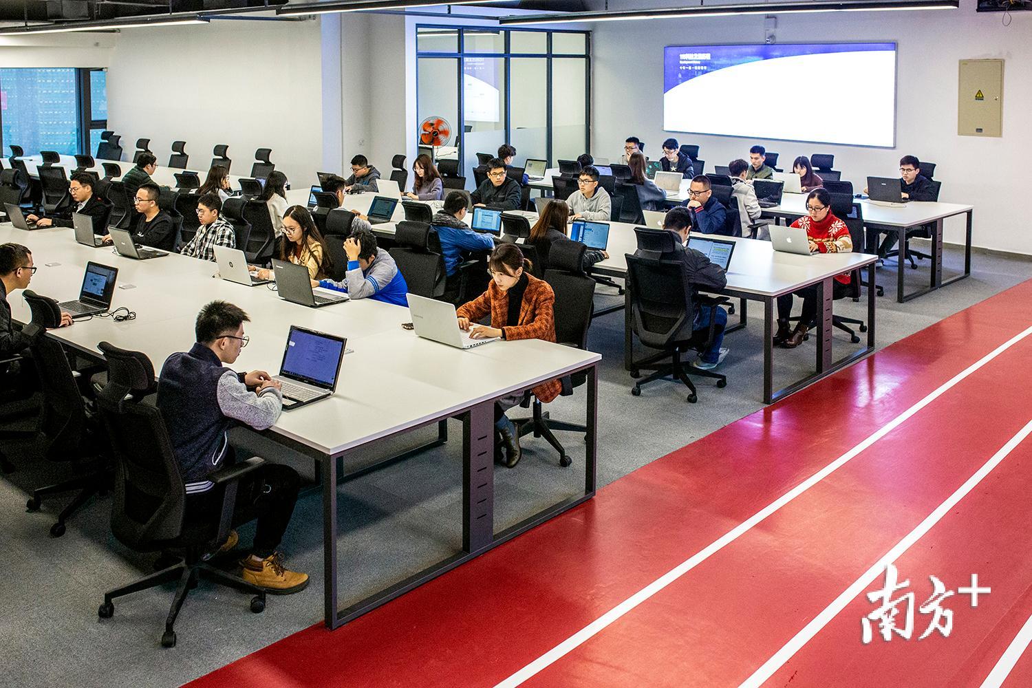 在梅州市多部门的支持下，115科技用时11天完成总部3780㎡的装修工作，跑出“梅州速度”。（袁群华 摄）