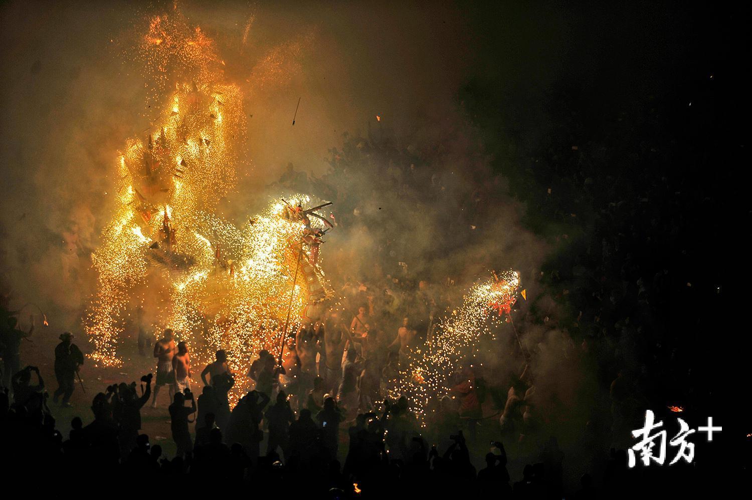 2月19日，正月十五元宵节，国家级非物质文化遗产——丰顺埔寨烧火龙在丰顺县埔寨镇火龙广场进行。何森垚 摄
