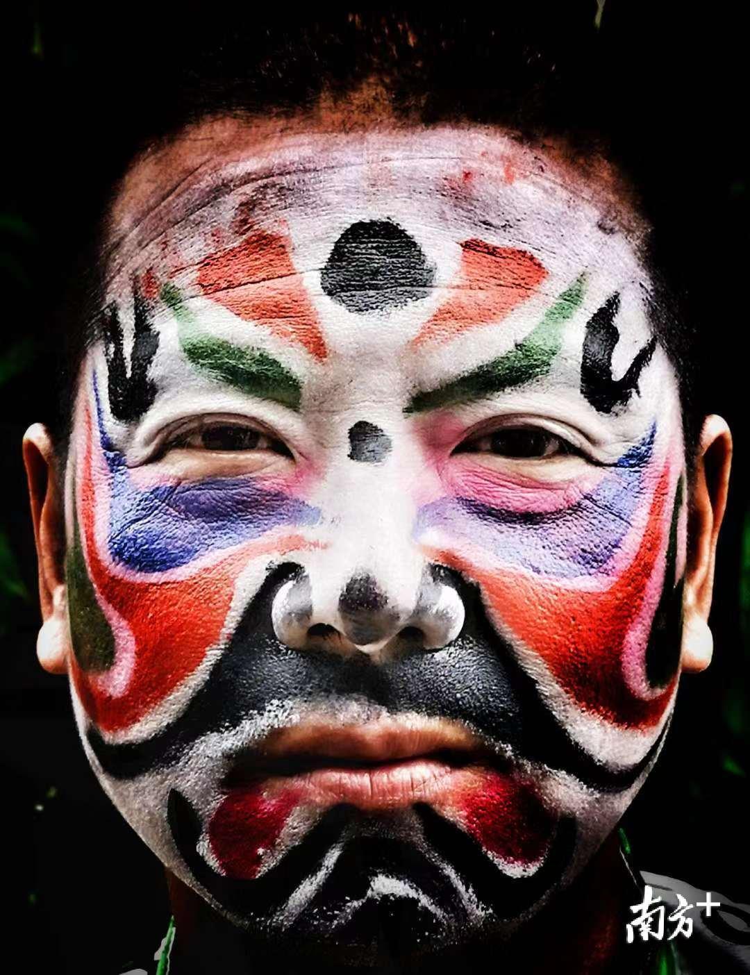 一名脸上涂满彩绘的英歌舞演员，2月19日摄于揭阳揭西县。文智诚 摄