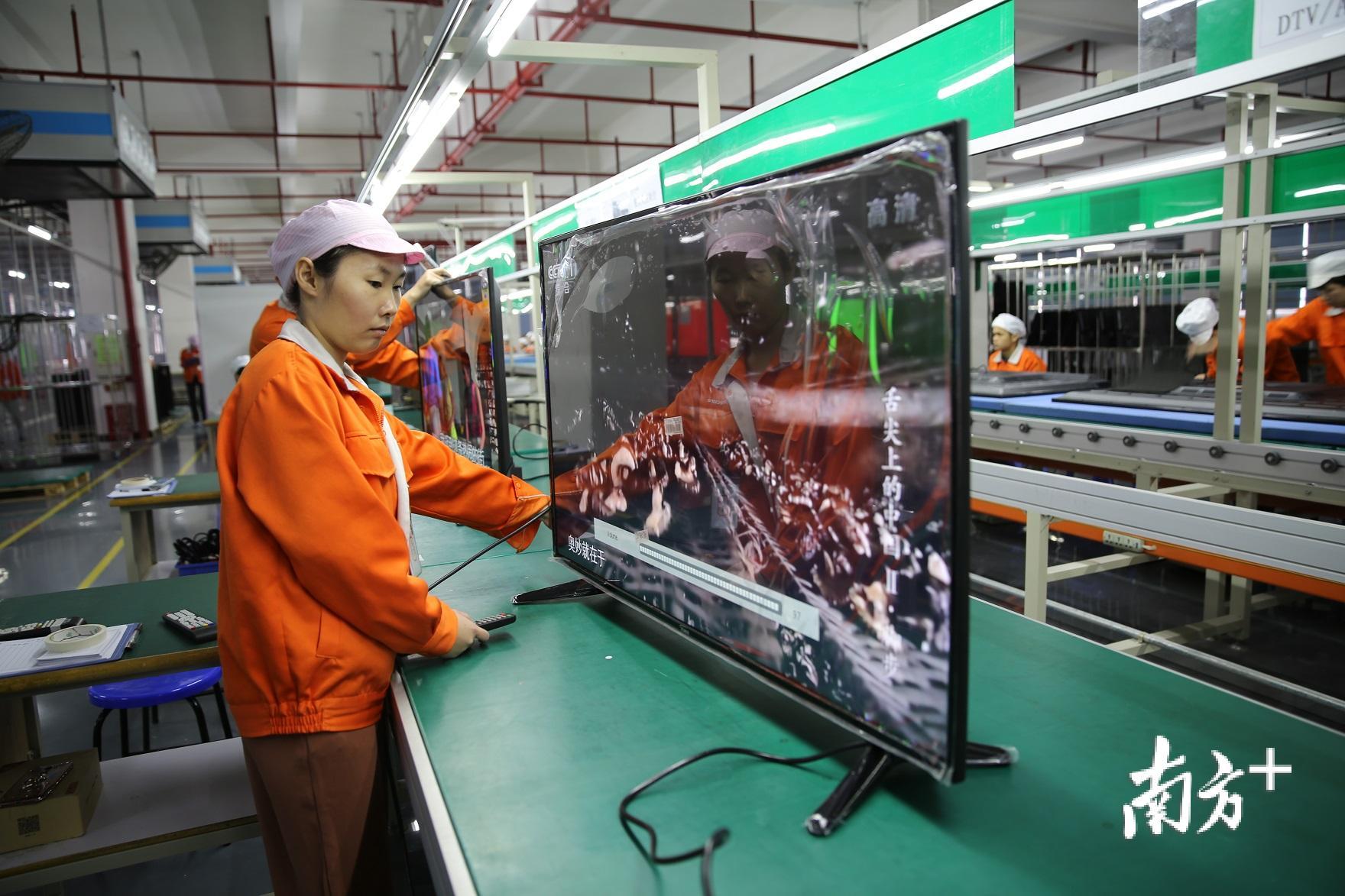 产业园区内的广东汇威高科技园生产车间工人正在调试产品。（胡金辉 摄）