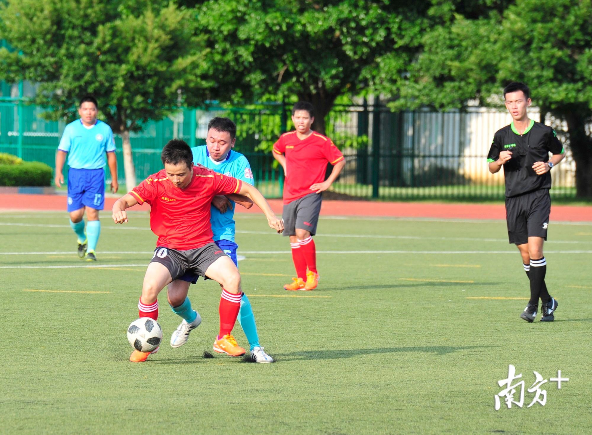 草根足球的发展将热爱足球的市民聚集在一起。（南方日报记者 何森垚 摄）