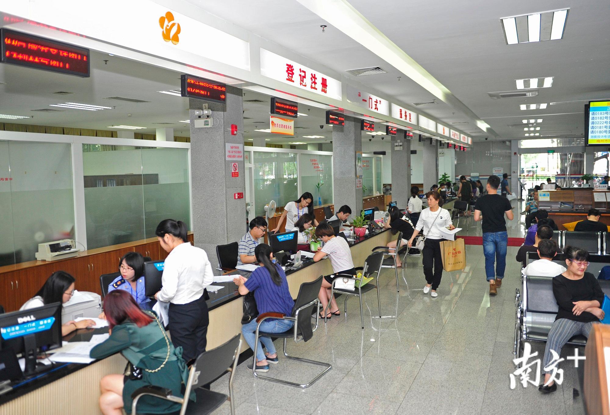 近年来，梅州不断在提升服务水平、优化营商环境等方面力求新突破。图为市民在梅州市行政服务中心办事大厅办理相关业务。南方日报记者 何森垚 摄