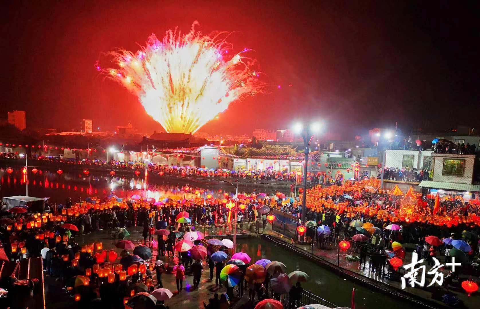 2月18日晚，每年的正月十四、十五晚，普宁市大长陇镇万支灯笼浩浩荡荡汇聚而来，各家各户点燃“平安灯”并排成长龙，形成一道独具特色的风景线。摄于普宁市军埠镇大长陇村。文智诚 摄