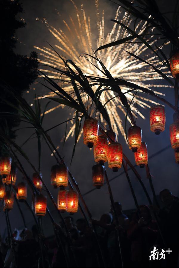 农历正月十六晚，潮州磷溪溪口游蔗灯。许师毅 摄