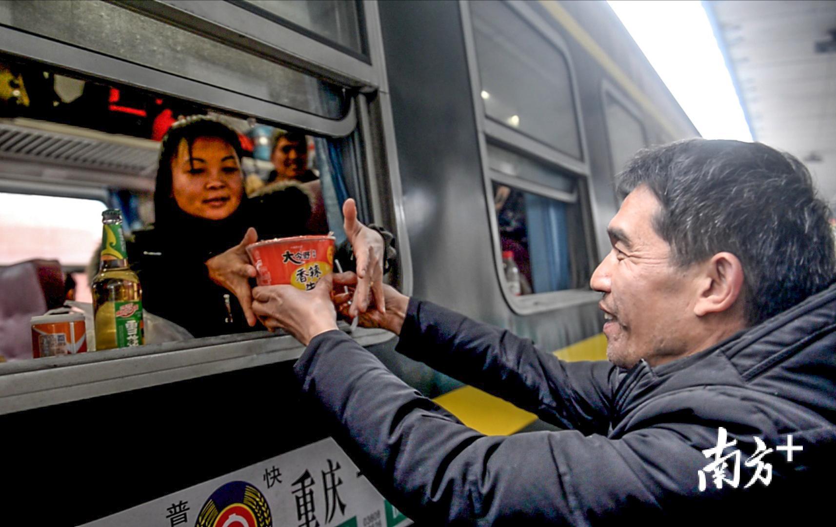 △21日上午，专列停靠在湖南怀化，吴仁民下车给妻子买早餐。