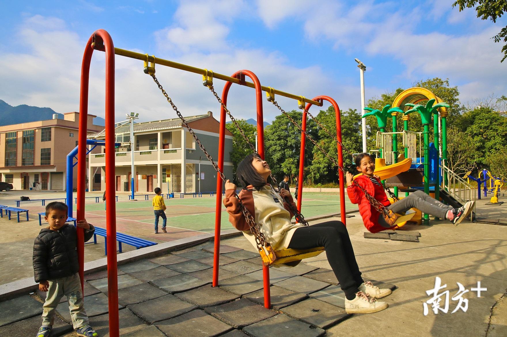 在工作组的支持下，石联村昔日荒地变群众休闲娱乐农民广场。（胡金辉摄）