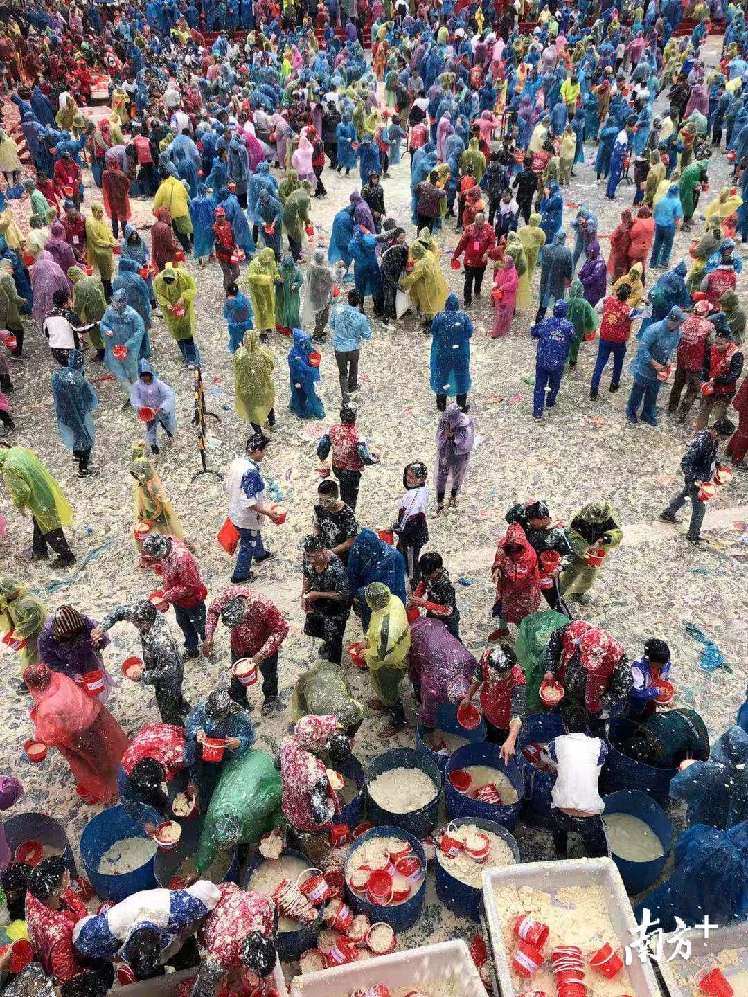 2月17日正月十三，清远市佛冈县一年一度的豆腐狂欢节活动开始，游客村民互相投掷豆腐，“砸豆腐”就是“送祝福”。邱炜民 摄