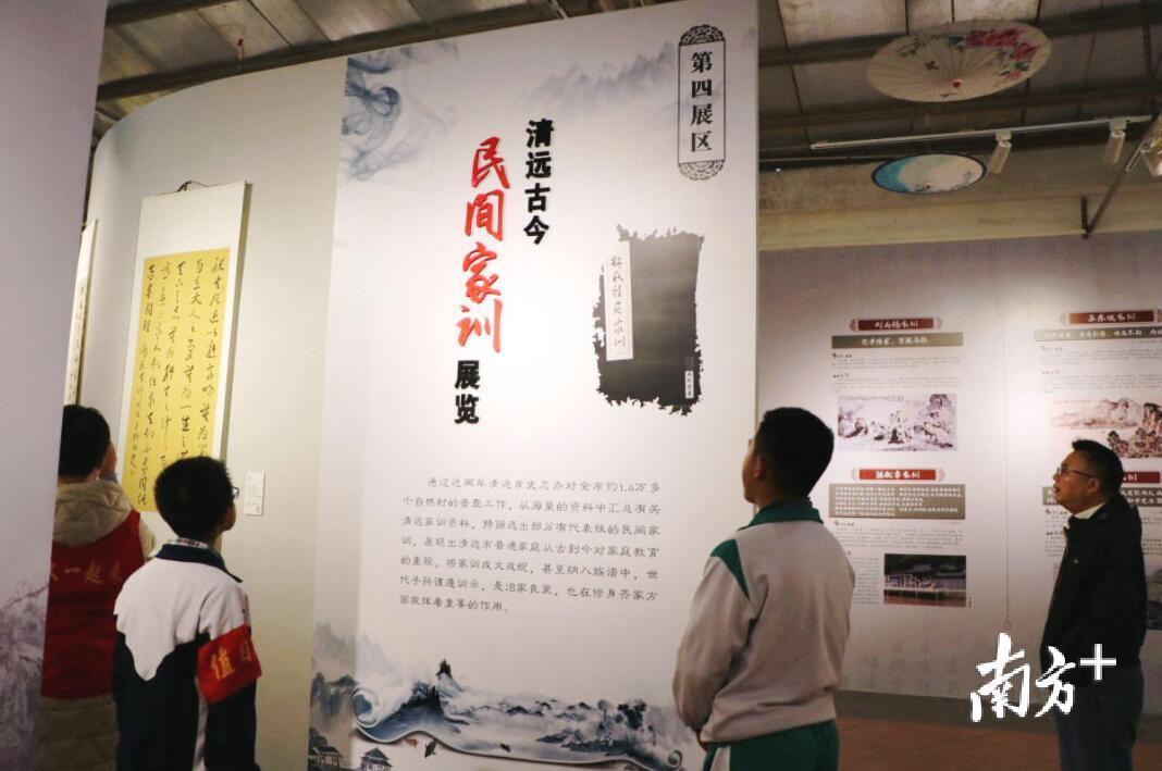 市一中同学们参观展览。赫鹏翀 摄