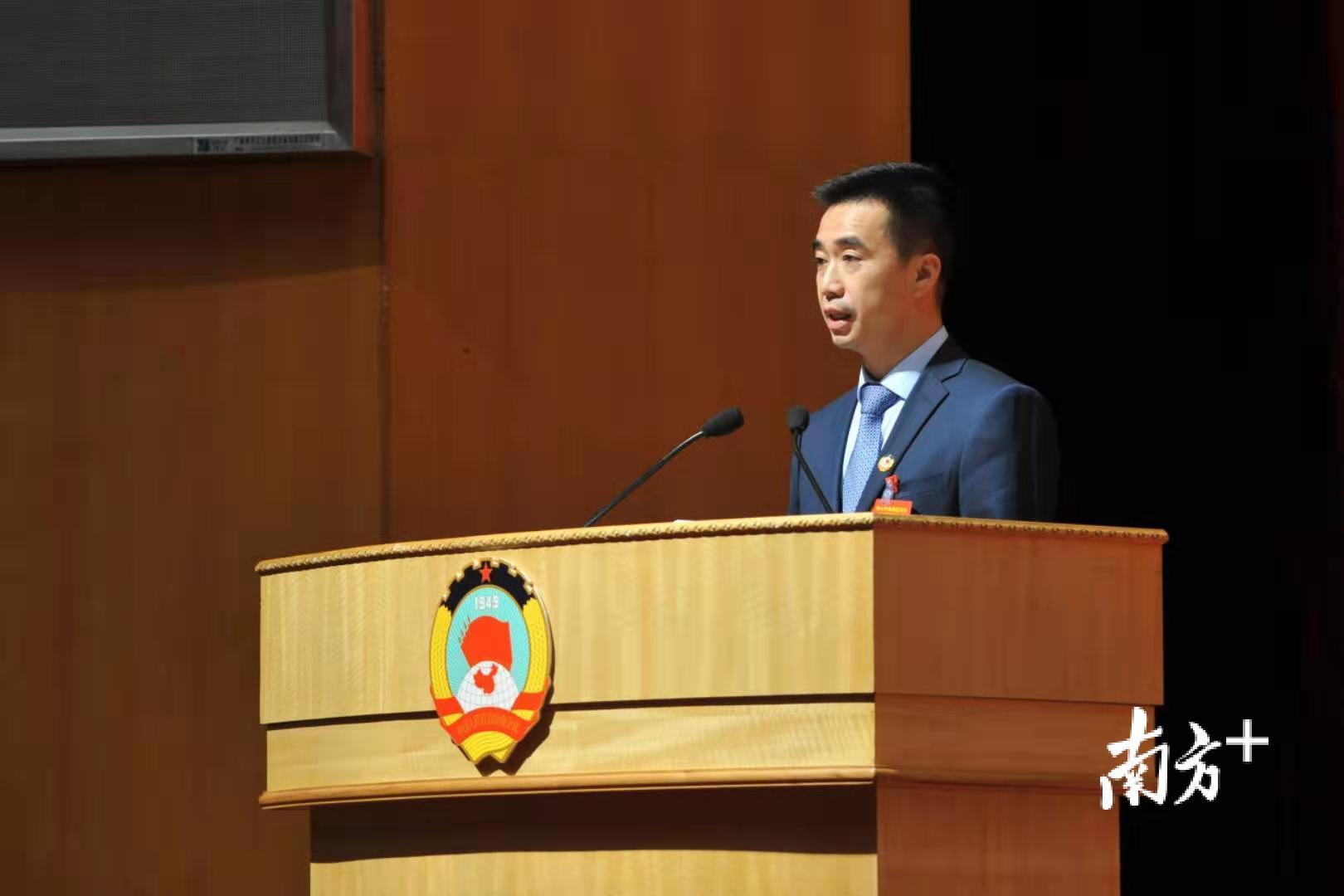 南海民建副主委劳剑锋围绕佛山西站枢纽新城建设，在南海区政协第十三届委员会第四次会议上建言。戴嘉信 摄