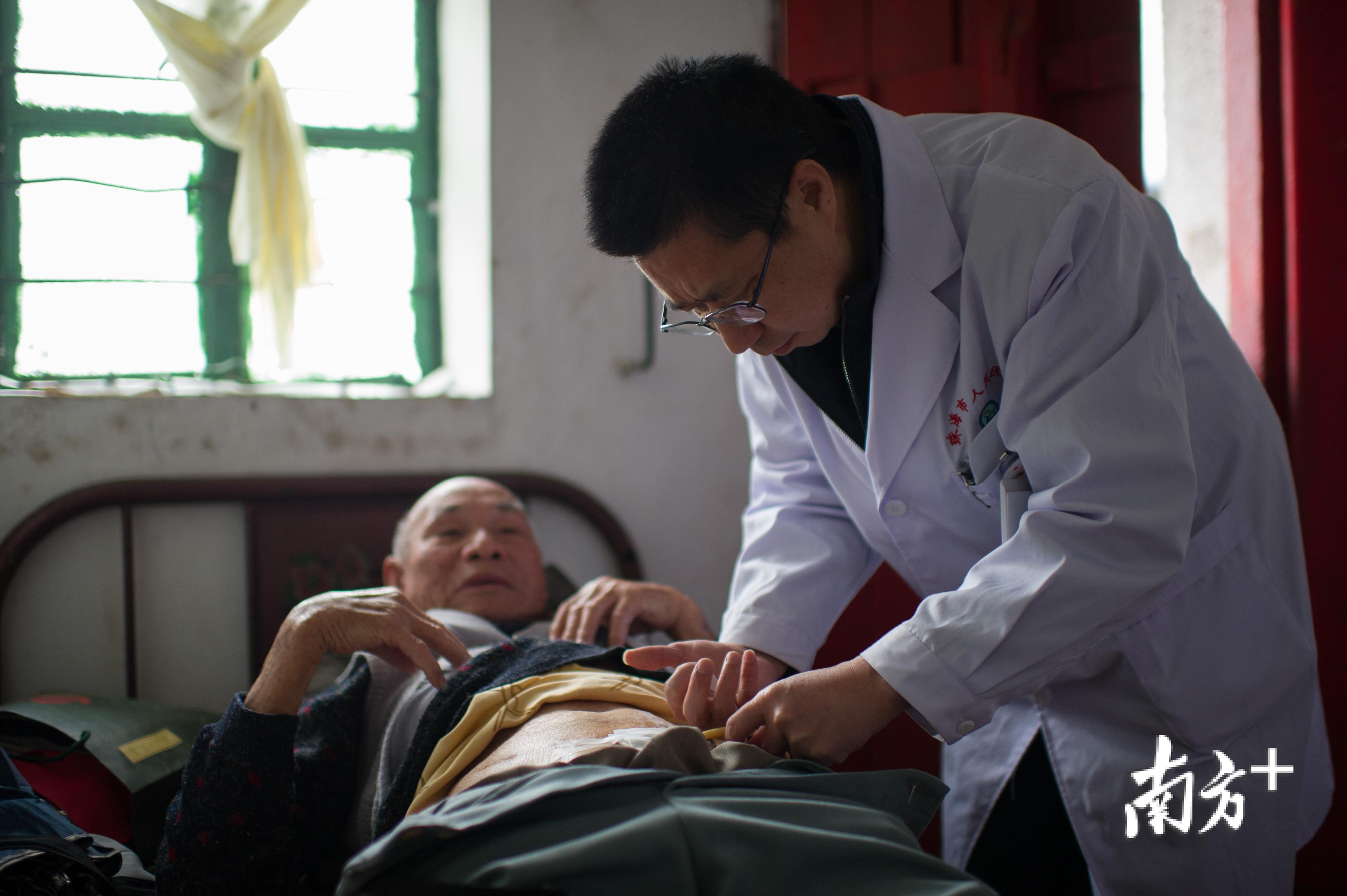柯培森在邹连家中为其更换尿管。