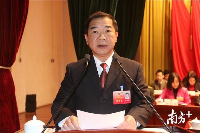 阳山县政协主席钟土城向大会作工作报告。段灿 摄 阳山县政协主席钟土城向大会作工作报告。段灿 摄