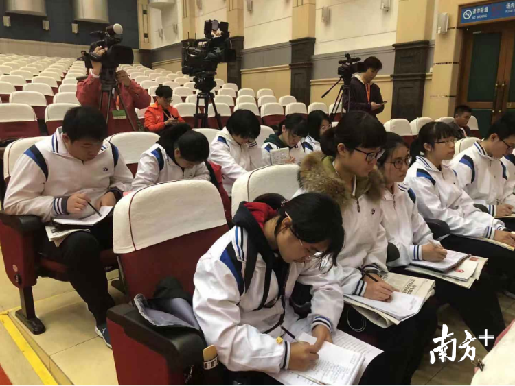参加政协佛山市顺德区第十四届委员会第四次会议的顺德一中学生。南方+记者 蒋晓敏 摄