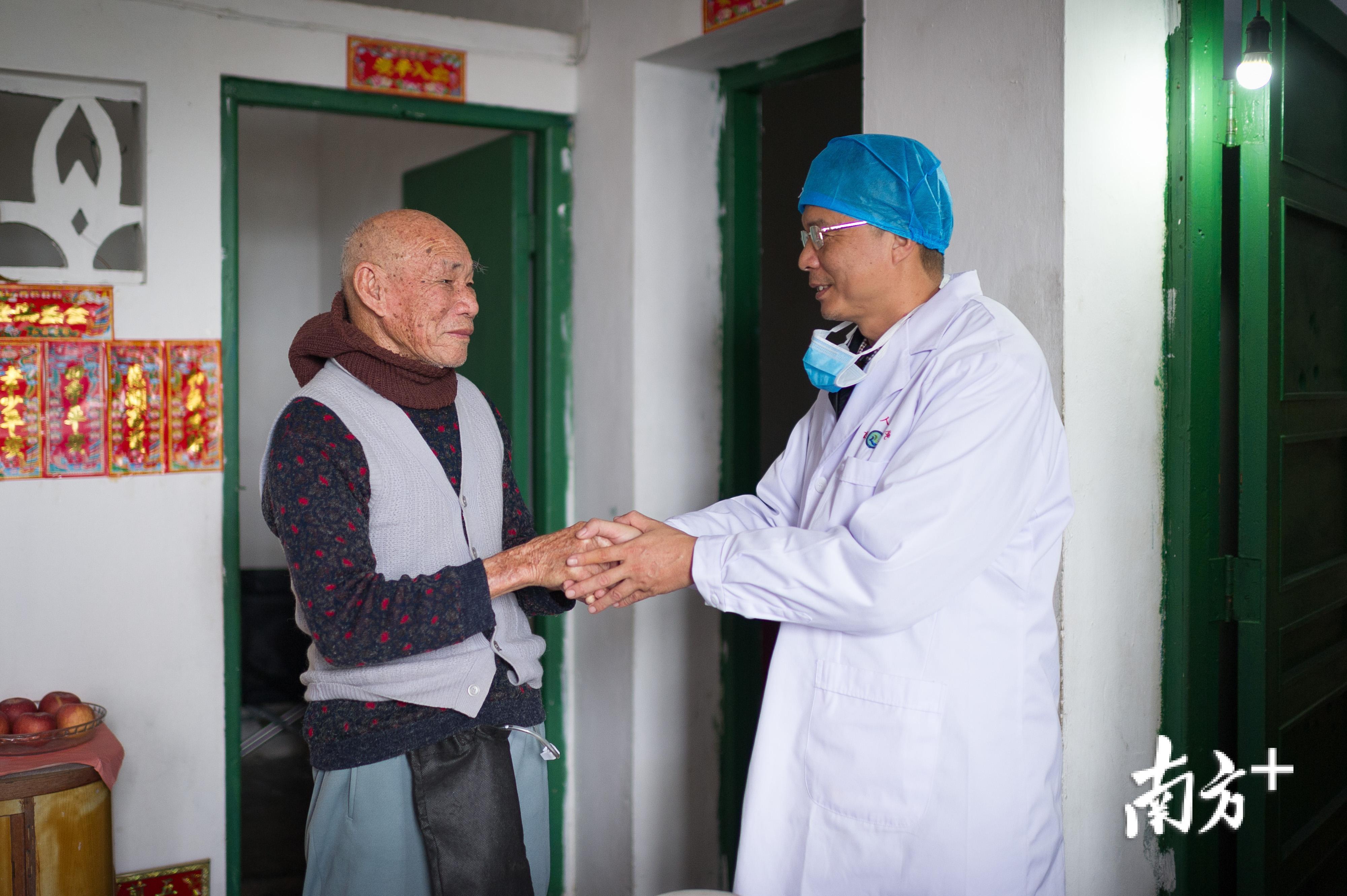 邹连握紧郭荣伟的手连声表示感谢。