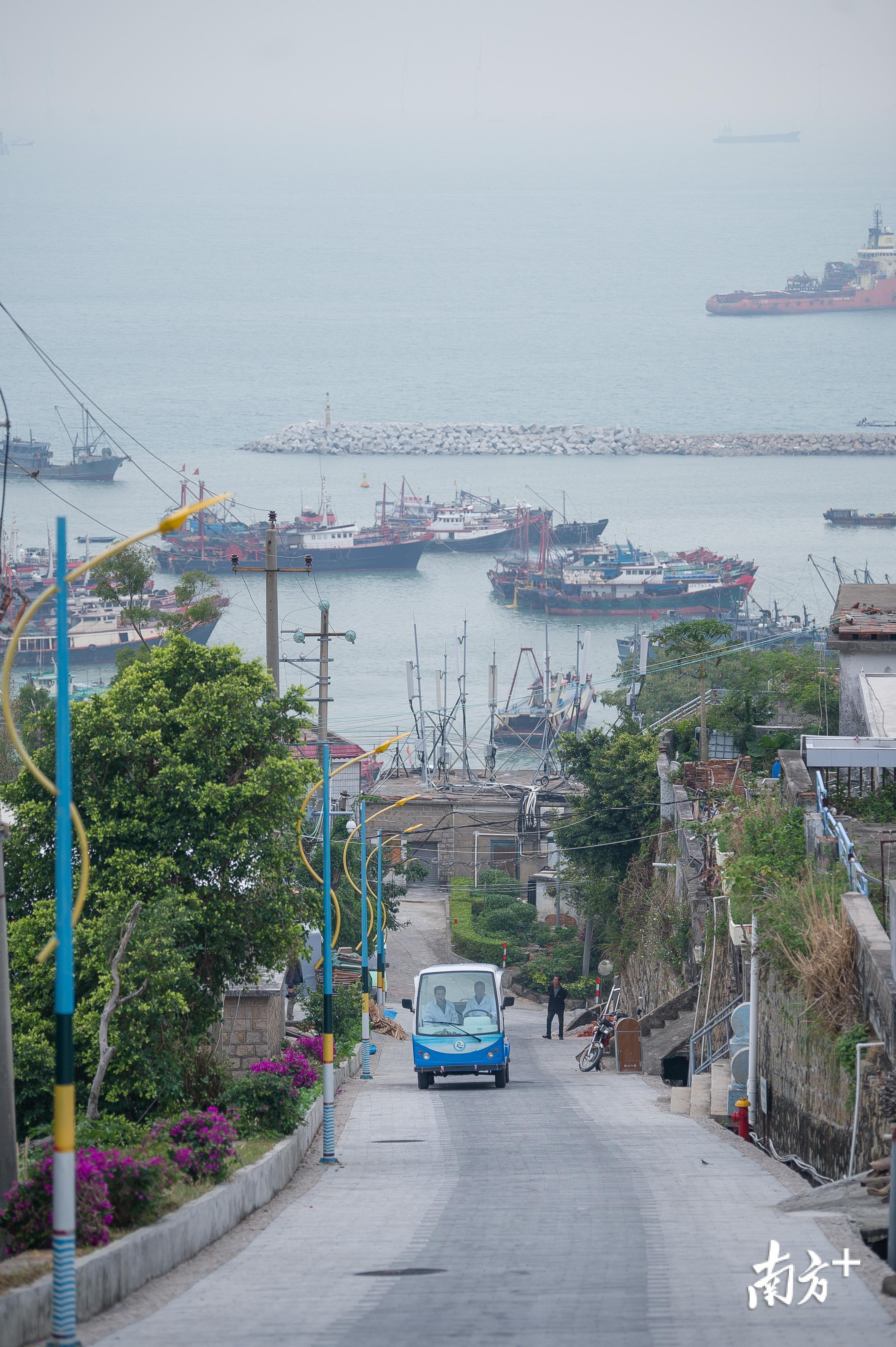 平日里，海岛医生们就开着电瓶车，到岛民家中上门看病问诊。