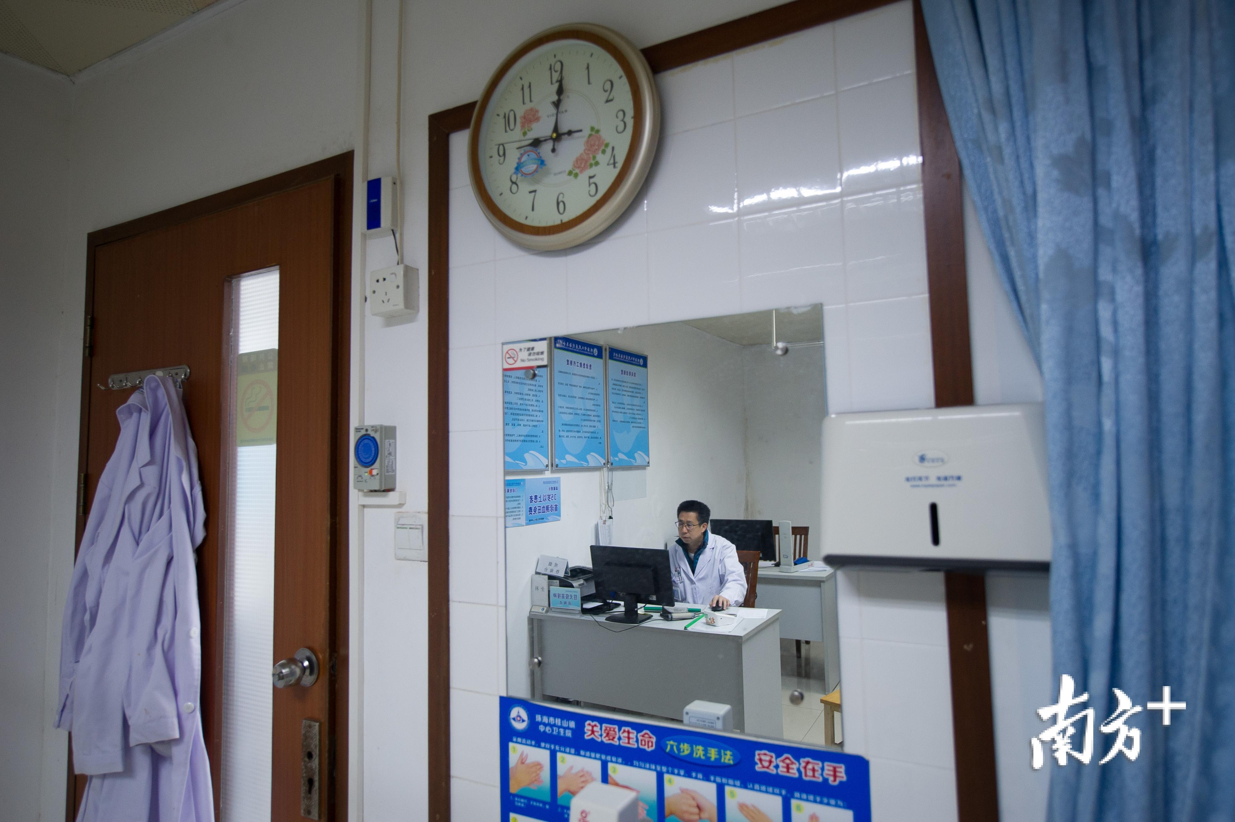 晚上9点，柯培森仍在门诊守候。