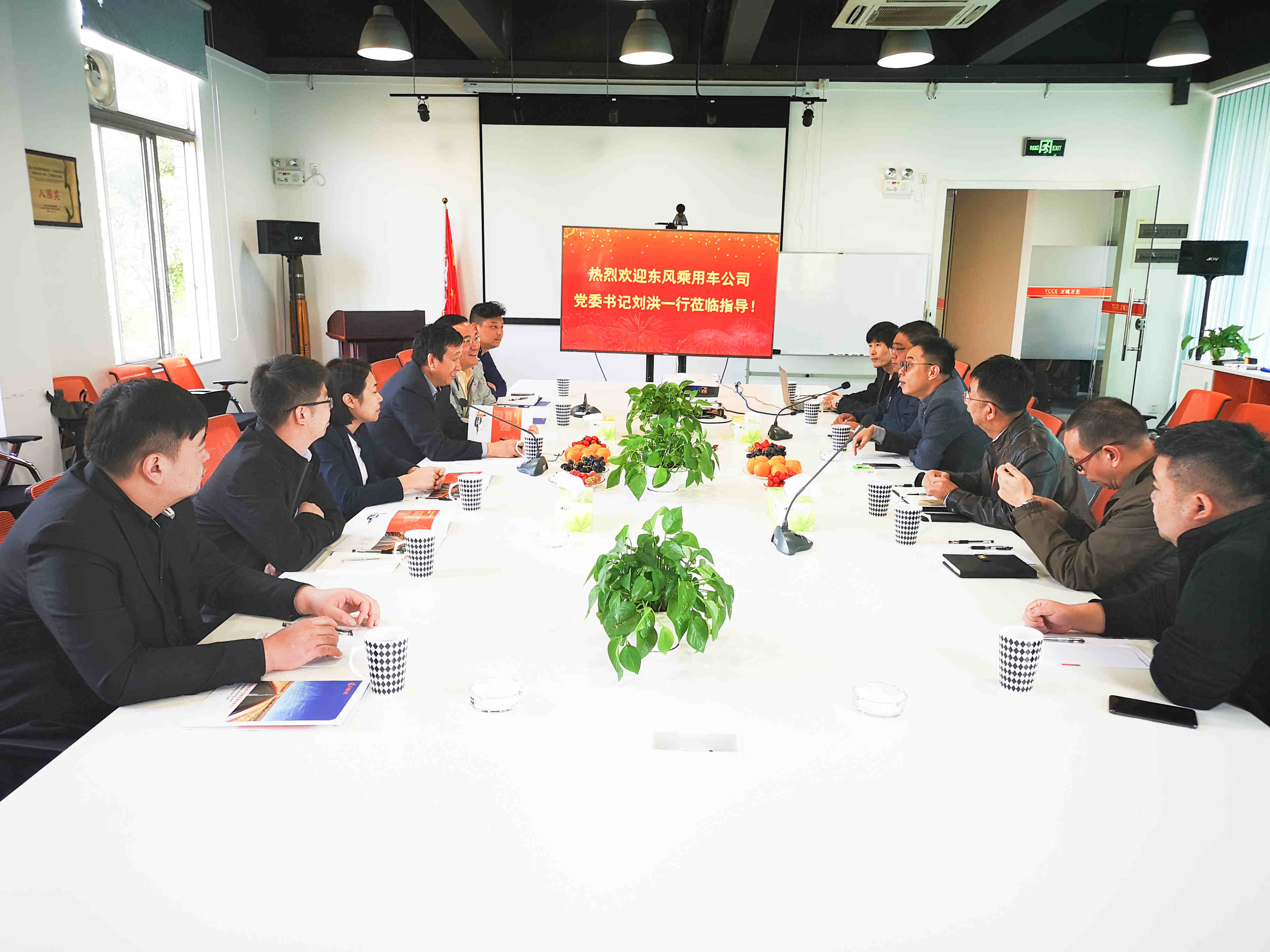 万城万充与东风乘用车公司进行深入交流 万城万充与东风乘用车公司进行深入交流