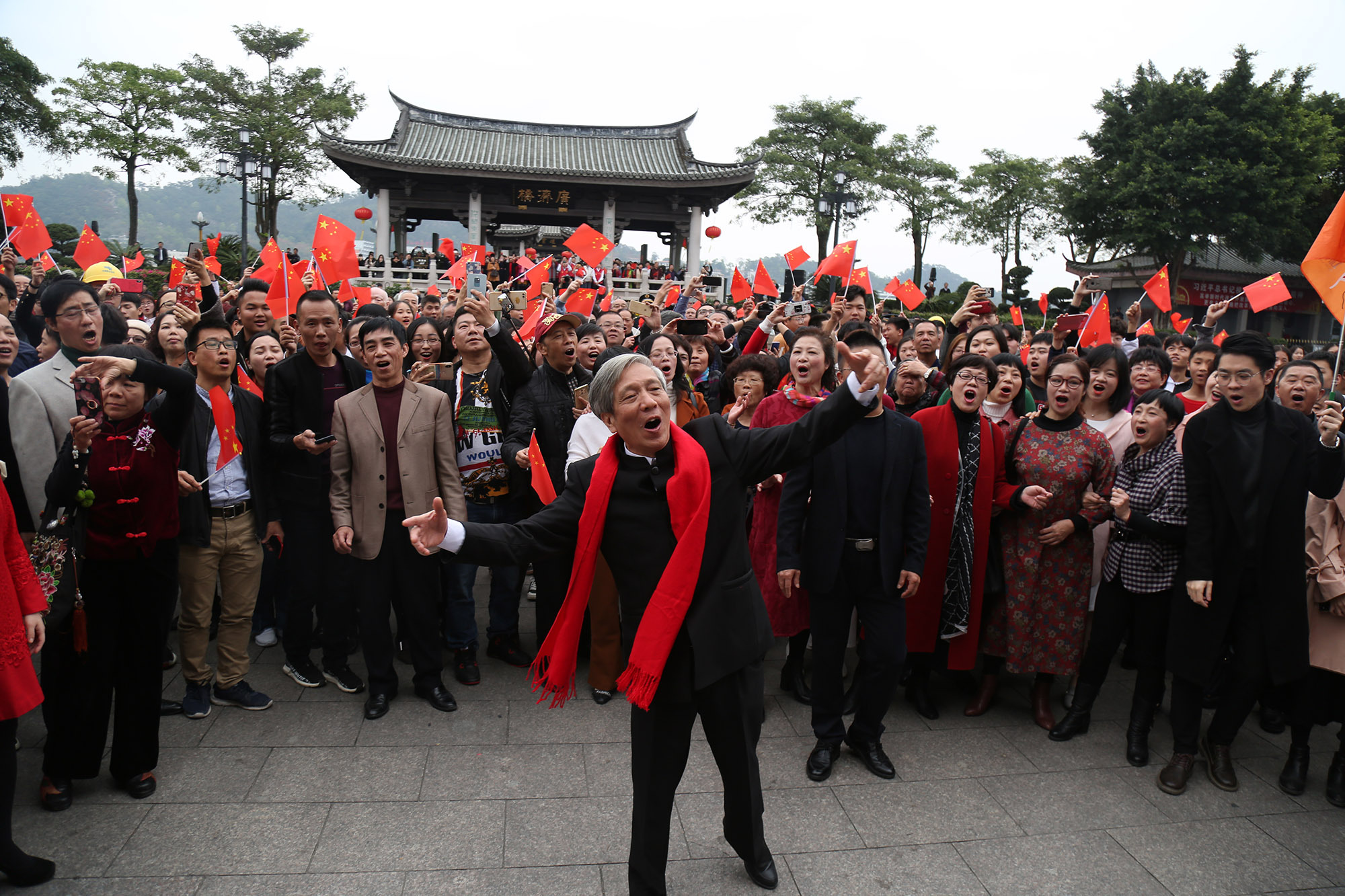 图为韩师音乐学院副教授刘锡梁带着大家一起唱《我和我的祖国》。