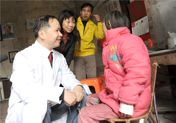 周海波详细了解获“天使医疗行动”救助的先天性心脏病儿童情况