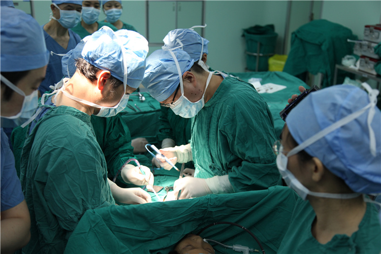 周海波院长主刀为患者实施先天性心脏病的微创治疗术