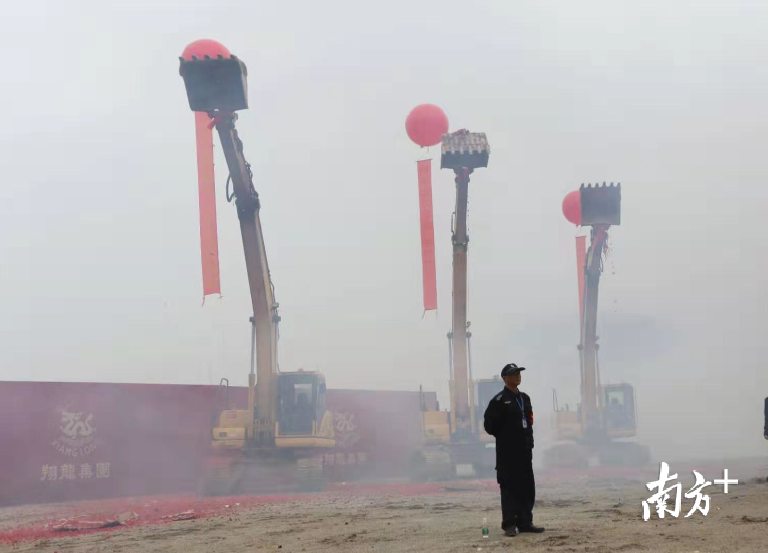 黄埔区黄陂社区长安片区旧村改造破土动工现场。摄影：刘力勤