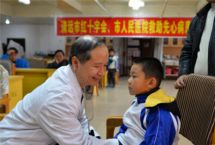 周海波院长为患儿听诊