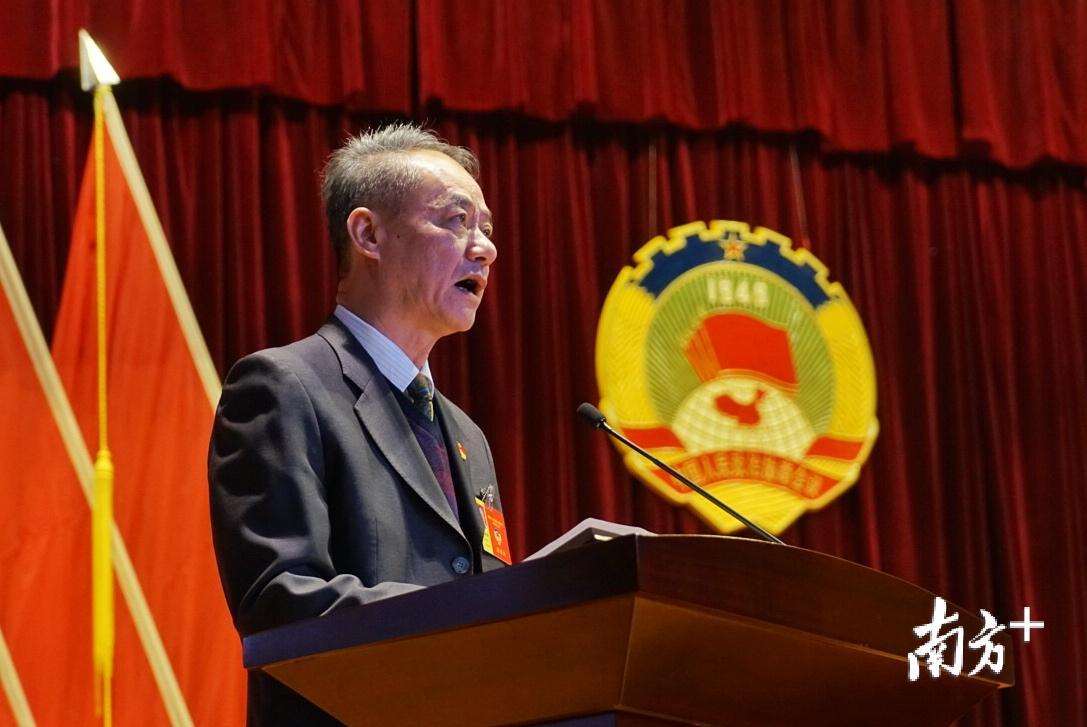 清新区政协主席李向武受常委会委托向大会作工作报告。梁素雅 摄