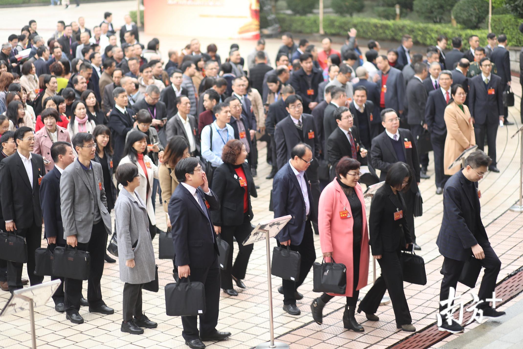 顺德区十六届人大四次会议开幕代表将现场视察机器人谷进展顺德两会