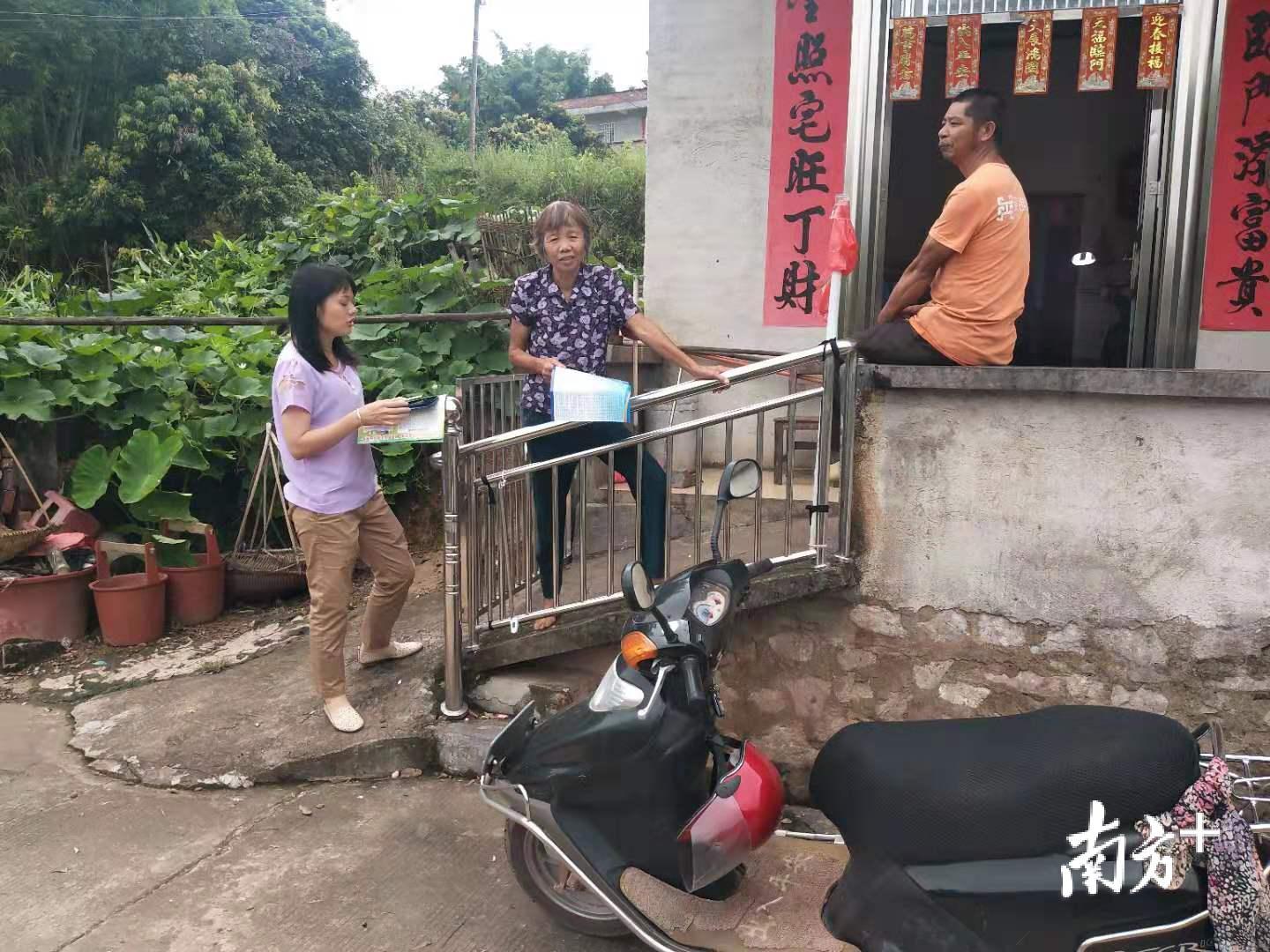 与村民沟通、协调已经成为了李小兰的生活日常。