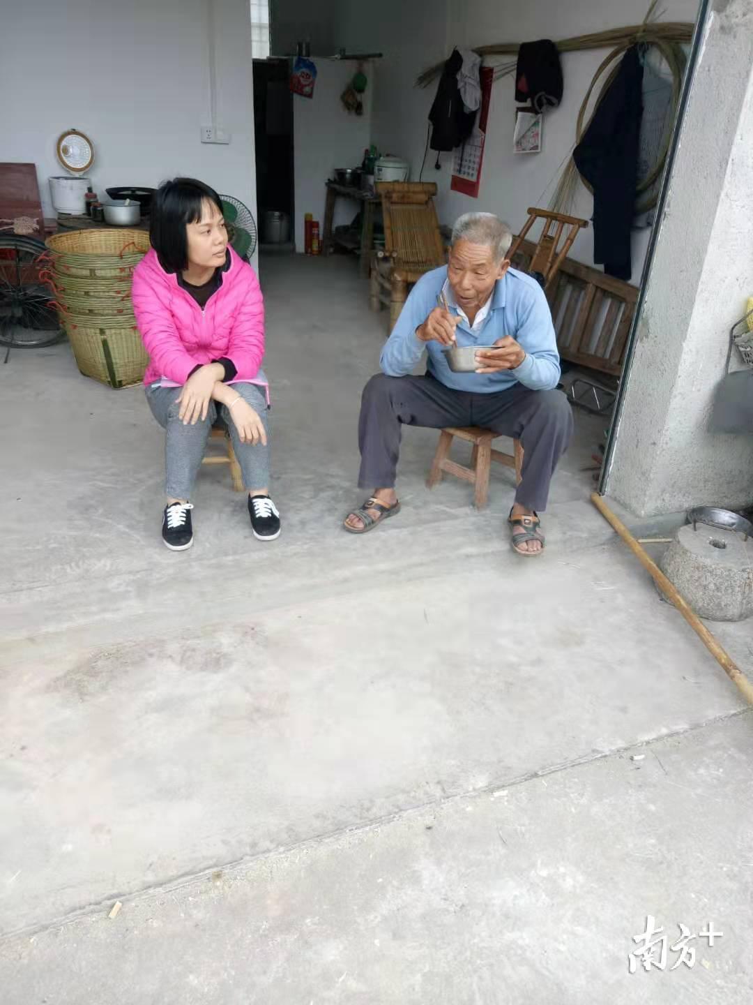 李小兰与村民聊天。