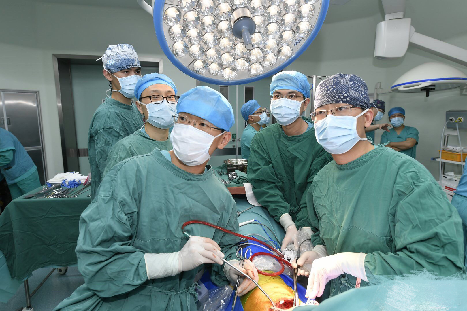 广深医疗团队合作进行移植手术