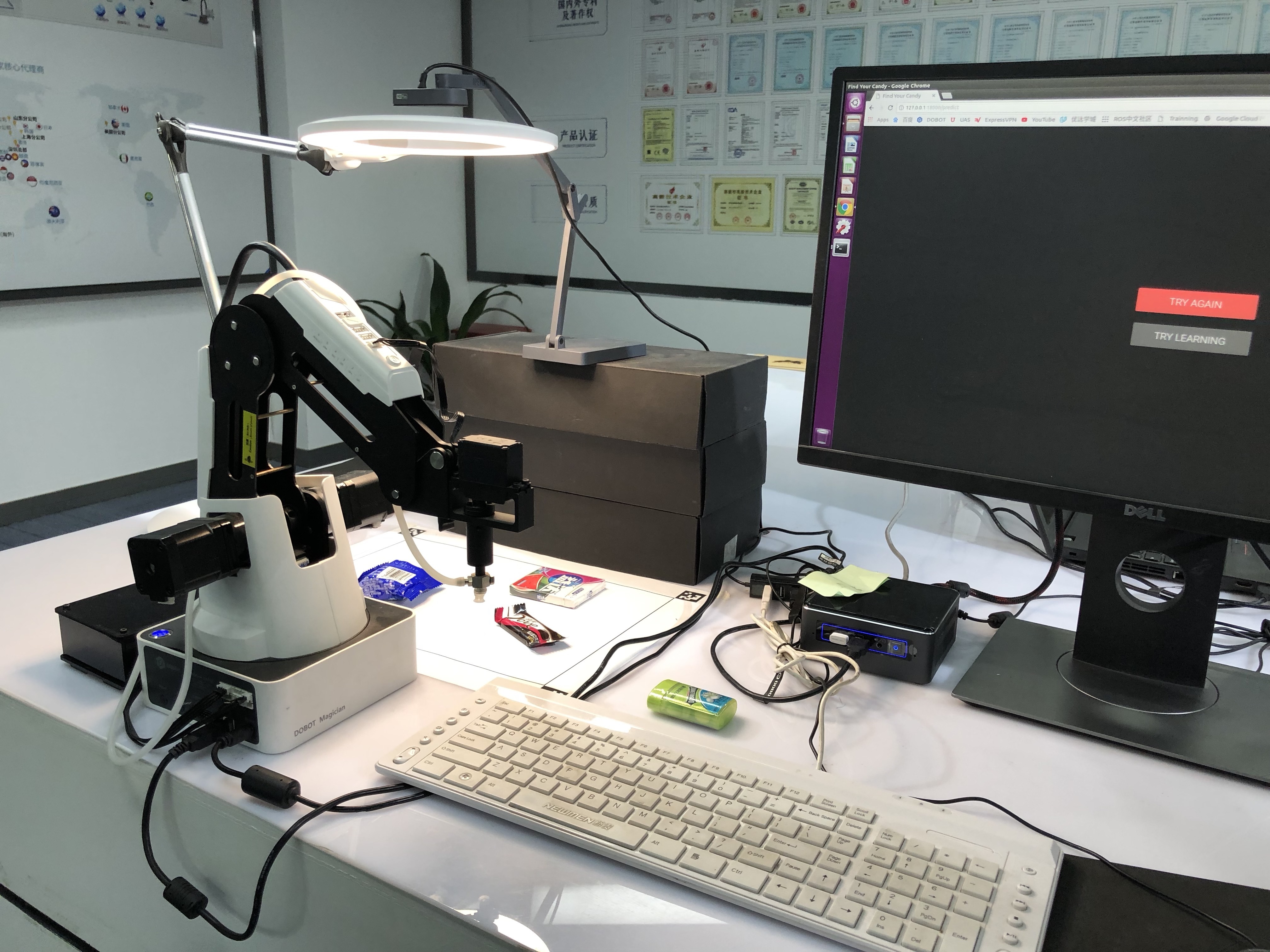 深圳越疆机械臂可以根据语音指令，然后对桌上物品人工识别，后完成自动抓取