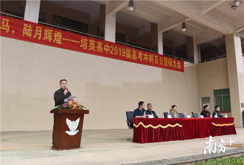 校长作动员讲话。杨兴乐摄 校长作动员讲话。杨兴乐摄