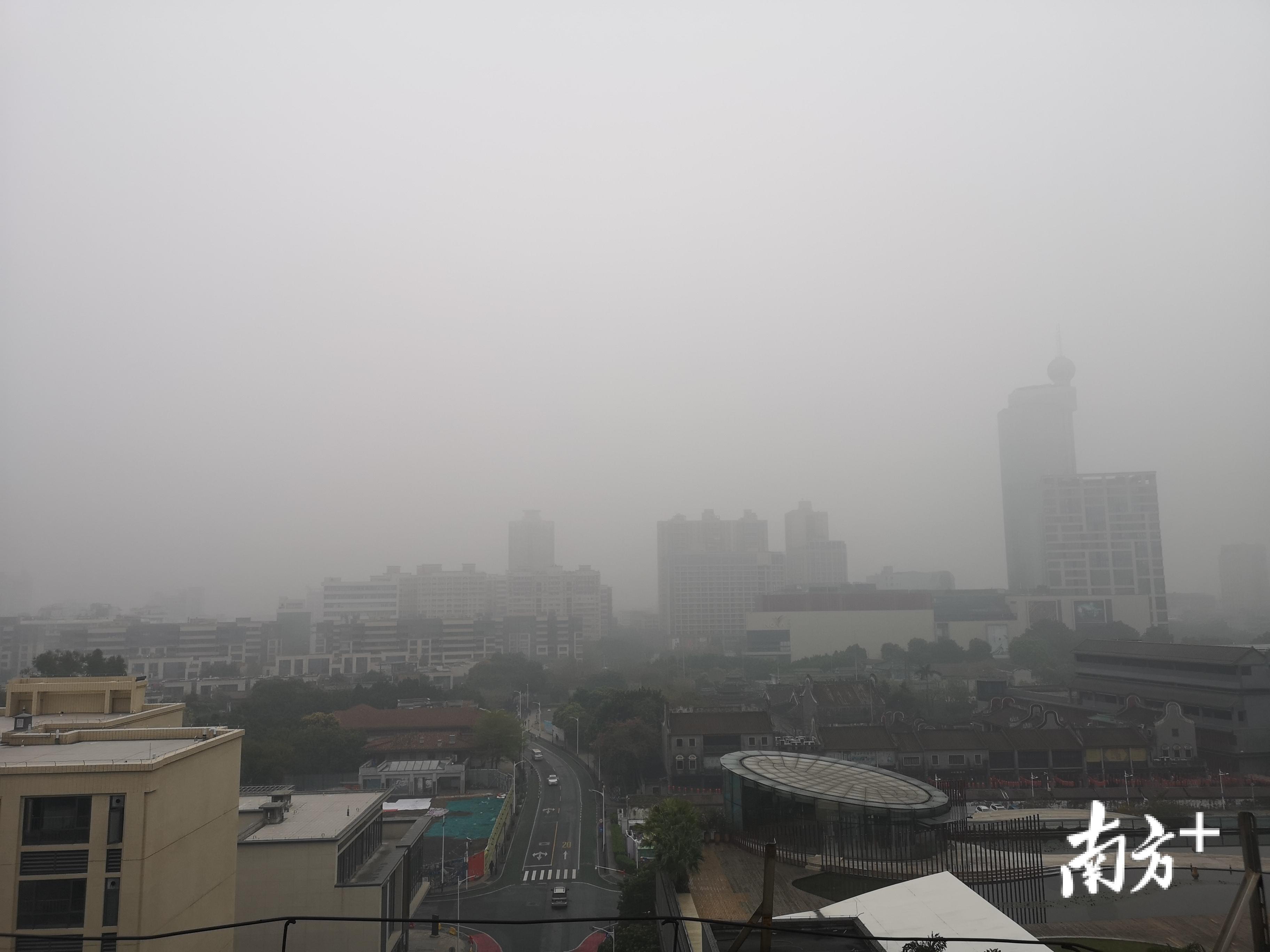 高处俯瞰雾中的祖庙商圈。李嘉欣 摄