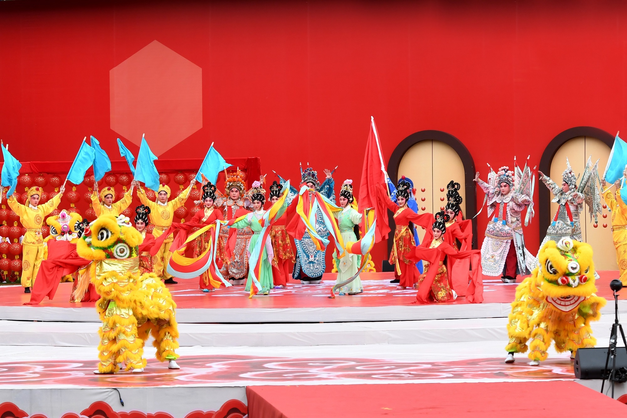 粤剧演员参加广府庙会巡游