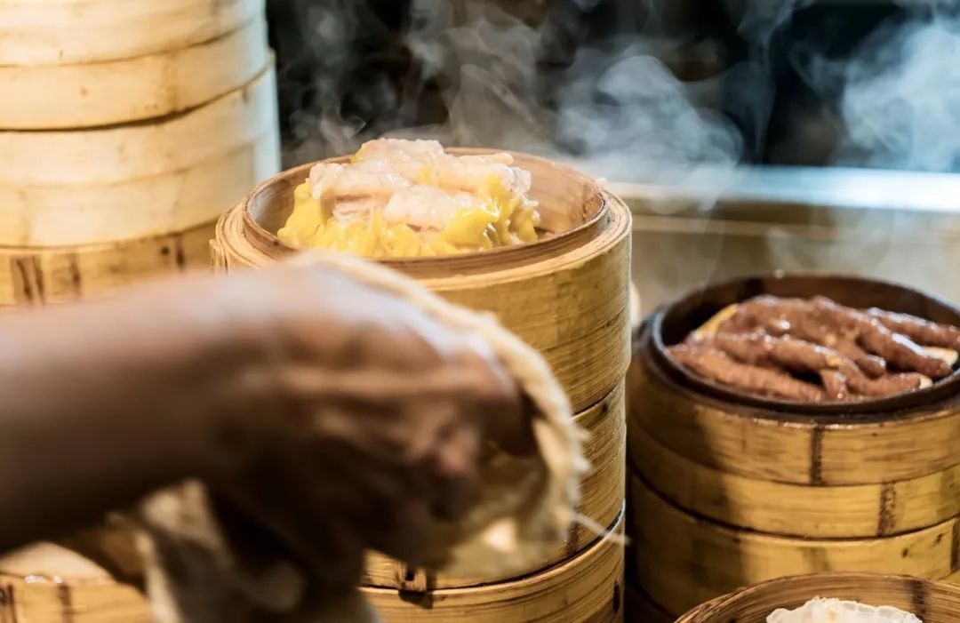 广式早茶，满桌温情。/ 全景