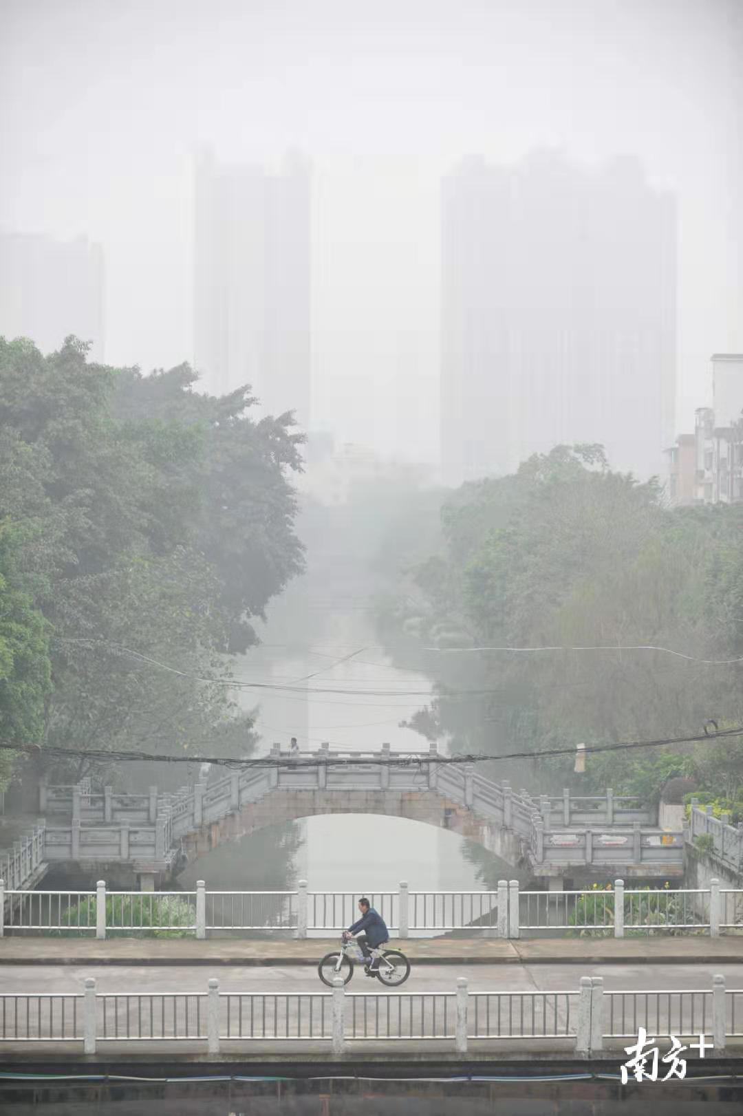 市民在雾中行走。戴嘉信 摄