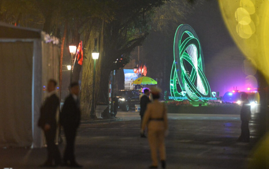 特朗普和金正恩的乘坐的车都来到了大都会酒店大门，两人进入了同一个帐篷。