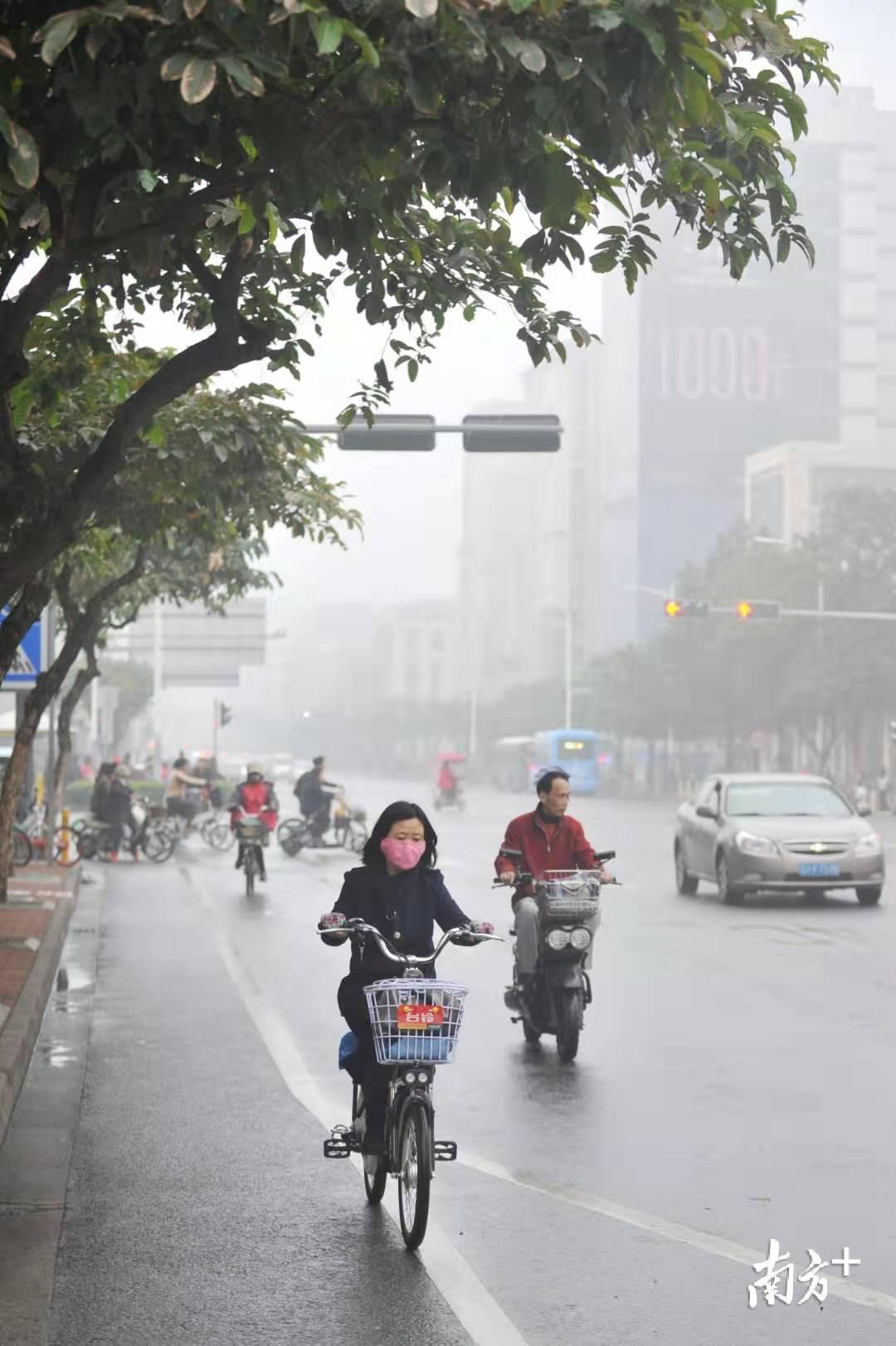 市民的上班路也受到大雾围困。戴嘉信 摄